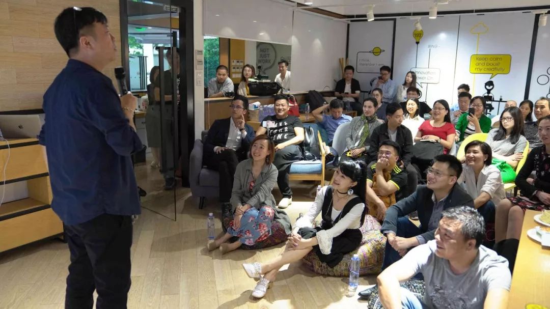 商业精英们都汇聚在了这里，原因是……