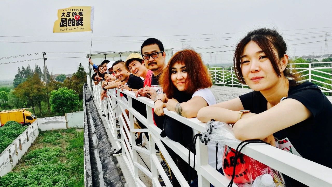 一个“过气艺人”带一群有才华的人进村，然后……